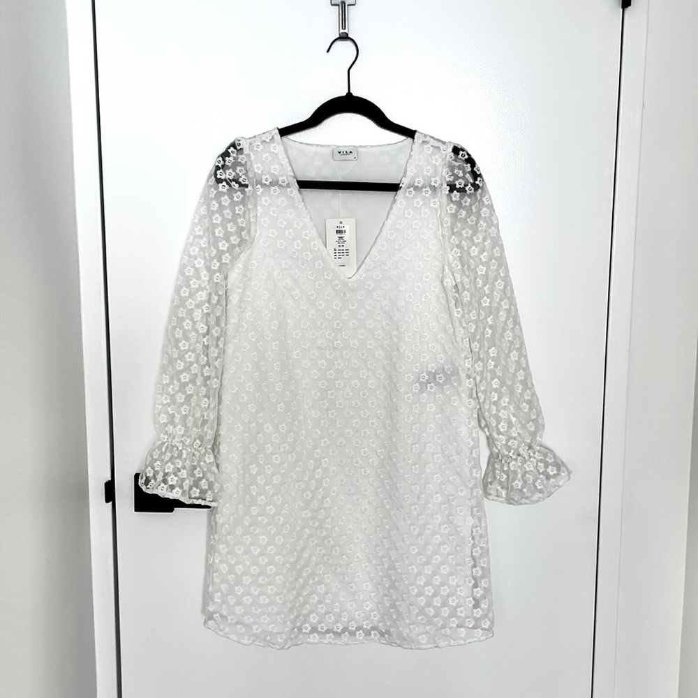 V-neck dress with flower pattern